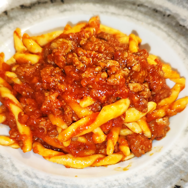 Strozzapreti al ragù di maialino nero dei Nebrodi