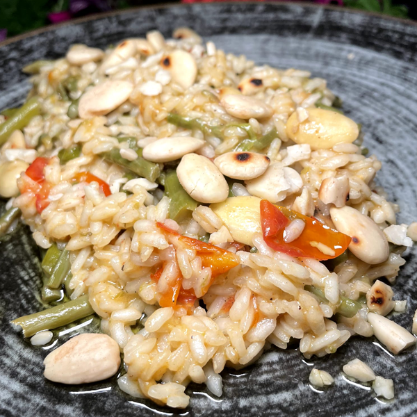 Risotto agli asparagi, pomodorino e mandorle tostate