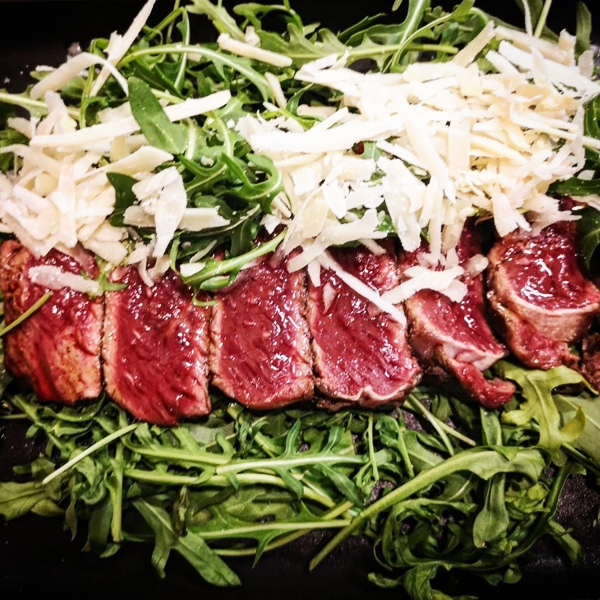 Tagliata di manzo, rucola e grana